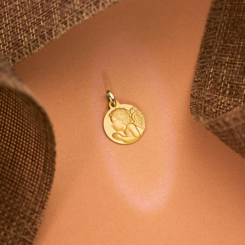 Medalla Oro Amarillo " Angel Niño Piadoso " Rezando Matizado. 16 Mm oro 18k