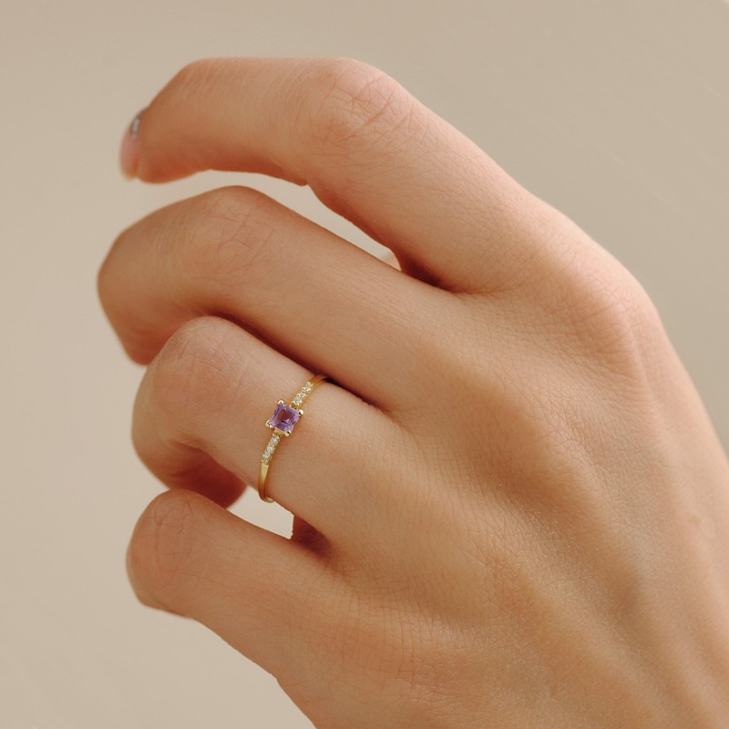 Sortija Oro Amarillo 6 Diamantes De Laboratorio 0,030Qts. G-Vs2. Amatista 3X3mmcuerpo 1 mm oro 18k