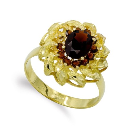 Sortija Oro Amarillo Y Granate Oval 8X6 mm Con Circonita Y Hojas. Ancho: 17,5 mm oro 18k
