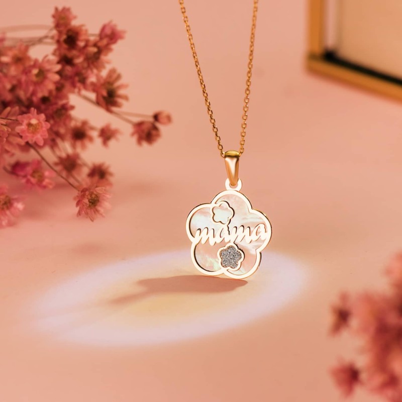 Colgante De Nacar Oro Amarillo Forma De Flor Y Mama Con Corazon Y Polvo Diamante 15X15Mm oro 18k