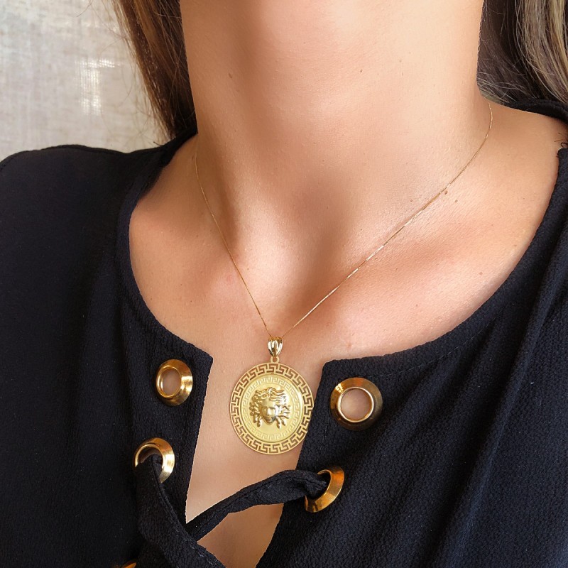 Medalla Oro Amarillo Medusa Con Borde Calada Y Greca Matizada 33 Mm oro 18k
