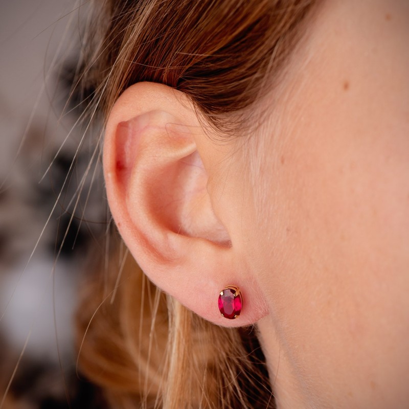 Pendientes Oro Amarillo Oval Piedra Roja 7 X 5 Mm. Cierre Presion oro 18k