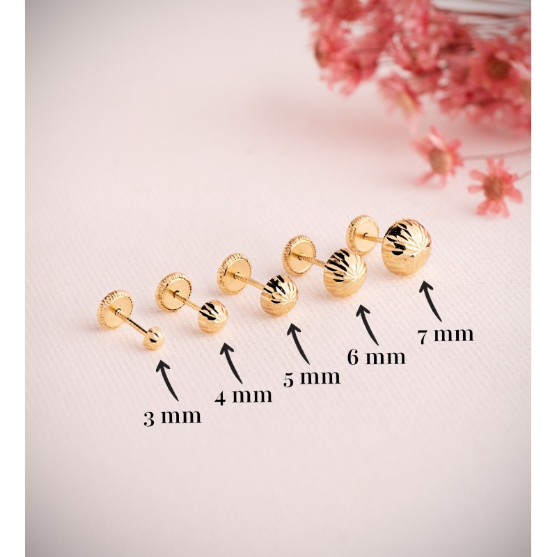 Pendientes Oro Amarillo Media Bola Tallada Hueca. Ancho: 5 Mm. Cierre Tuerca oro 18k